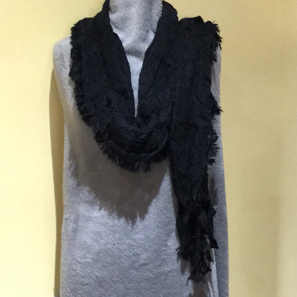 Scarf with fringe in black